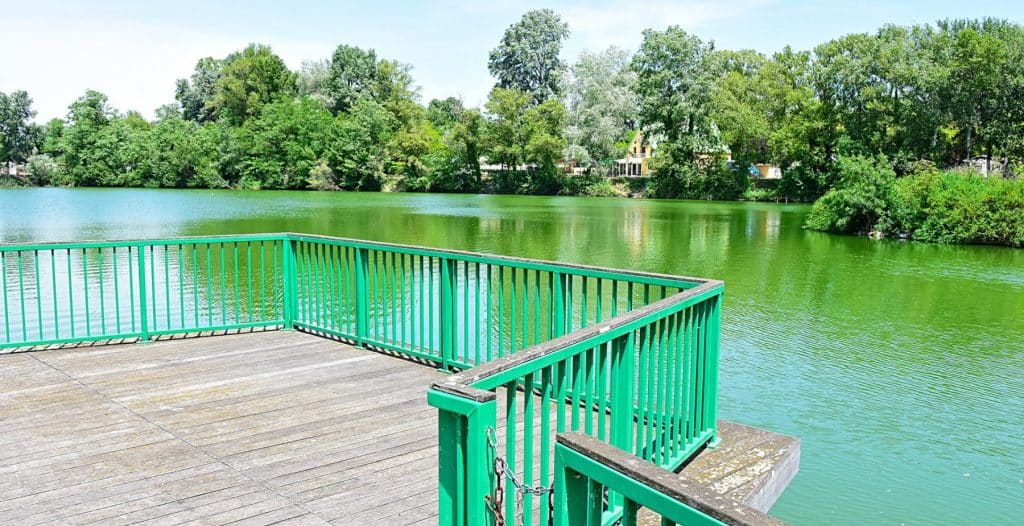 Camping bord de lac Ardèche