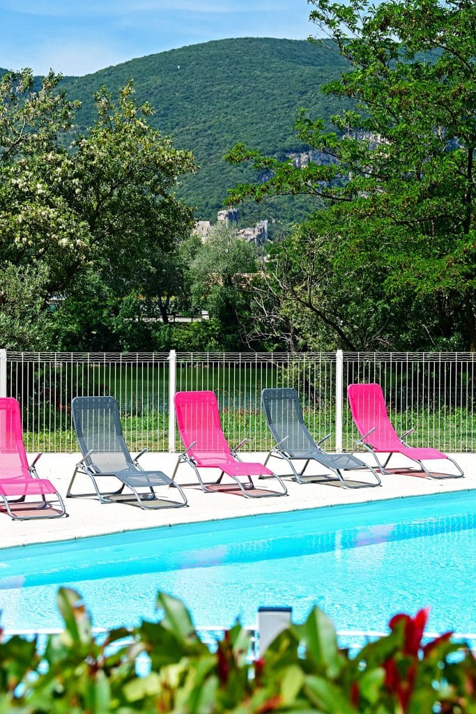 Sonnenliegen Schwimmbad Camping Ardèche