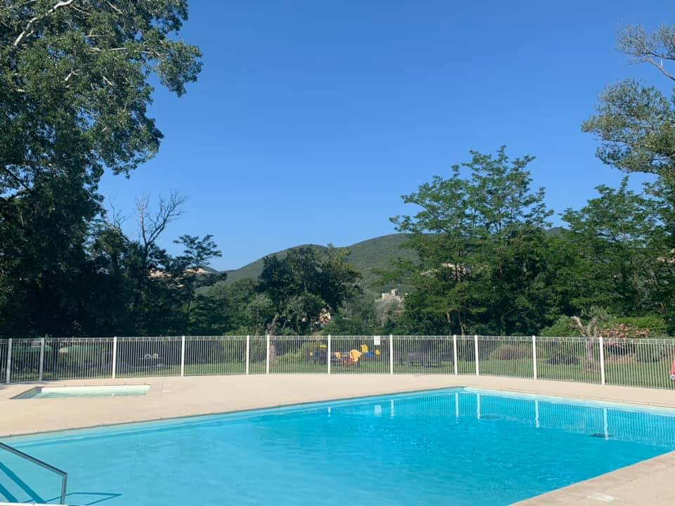 Piscine du camping avec mobil-home en Ardèche - Harmony