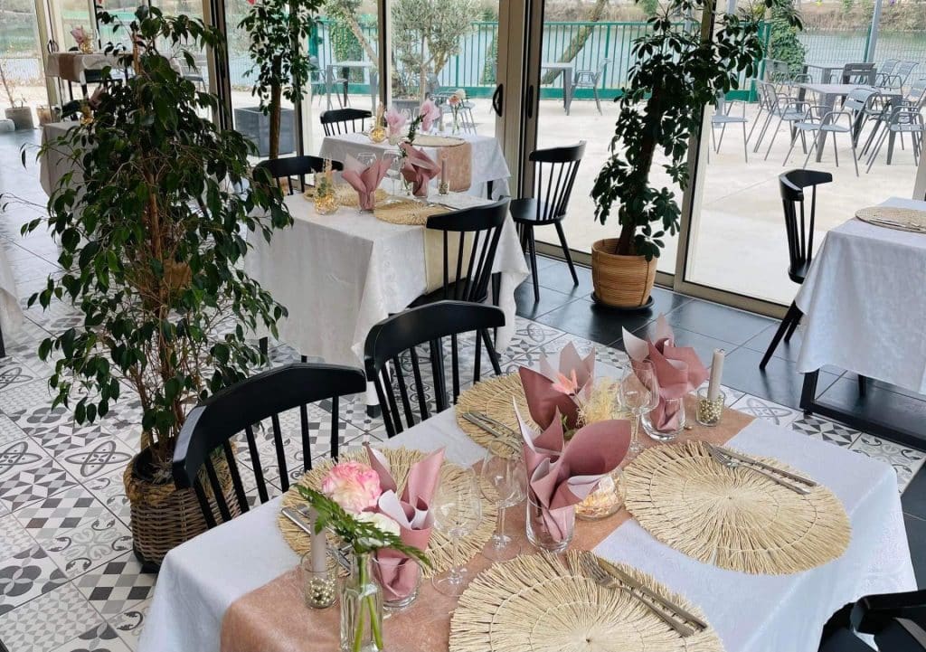 Table intérieure restaurant ardèche